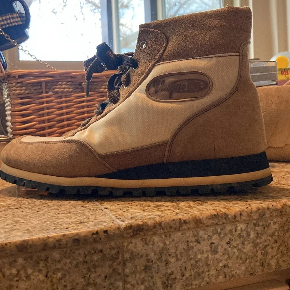 Vasque Boots Leather / Waterproof Canvas Upper Vibram Sole Boots Black Lug Sole